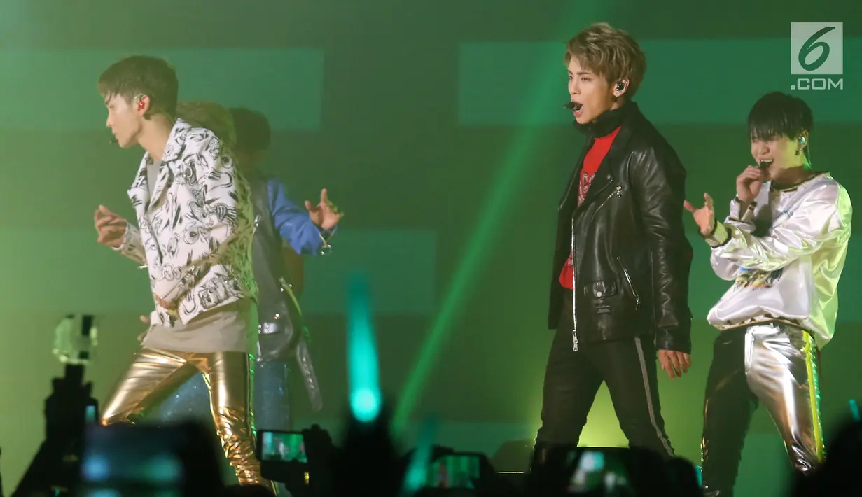 Aksi Jonghyun SHINee (kanan depan) dalam konser bertajuk SHINee World V di JIExpo Kemayoran, Jakarta, 12 November 2016. Jonghyun SHINee bergabung dengan SM Entertainment saat ia mengikuti audisi SM Academy pada tahun 2005. (Liputan6.com/Herman Zakharia)