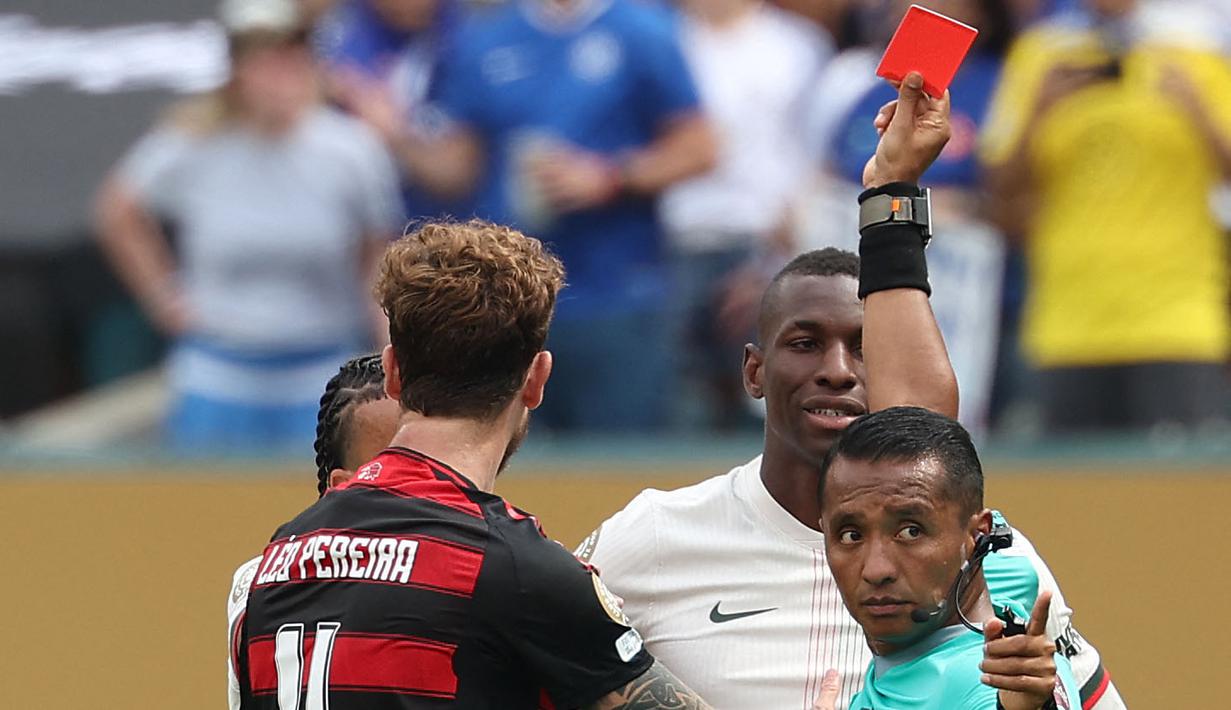 Pemain Chelsea, Nicolas Jackson diganjar kartu merah oleh wasit saat laga Grup D Piala Dunia Antarklub 2025 melawan Flamengo di Lincoln Financial Field stadium, Philadelphia, Amerika Serikat, Sabtu (21/06/2025) WIB. (AFP/Franck Fife)