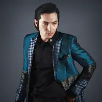 Eksklusif Abimana Aryasatya (Fotografer: Andy Masela, Digital Imaging: Denti Ebtaviani, Wardrobe: Antoni Morato (Kemeja) & Opi Bachtiar (Jas), Make up: First, Bintang.com)