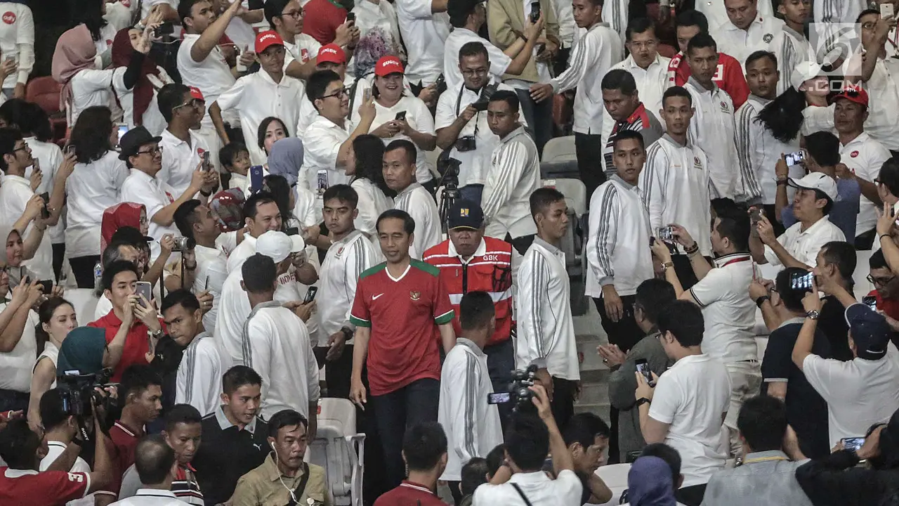 FOTO: Pakai Jersey Timnas, Jokowi Tonton Pertandingan Sepak Bola di GBK