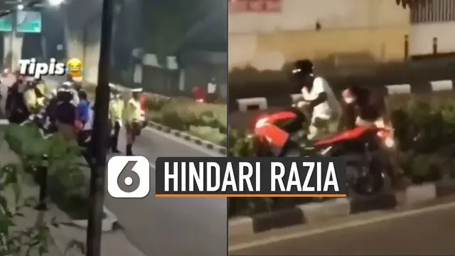 Mengetahui ada motor lain sukses menerobos pembatas jalan, pelaku mencoba meniru.