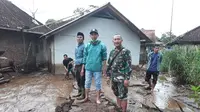 Nampak warga dan aparat TNI tengah membersihkan lumpur akibat sapuan banjir bandang (Liputan6.com/Jayadi Supriadin)