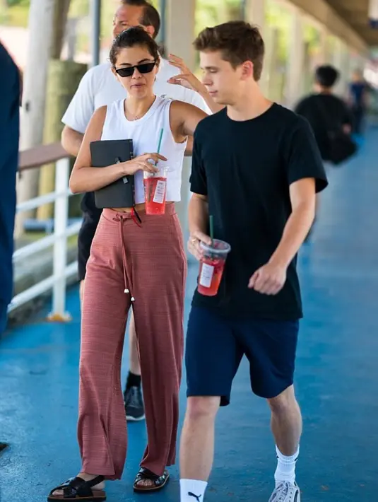 "Selena membutuhkan waktu untuk sembuh dan bersenang-senang dengan sahabatnya," ujar seorang sumber. (Peter Parker/Splashnews - Daily Mail)