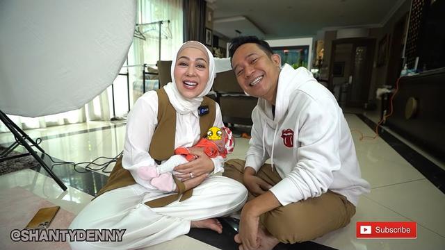 Umumkan Kelahiran Anak Ketiga, Ini 6 Potret Bahagia Keluarga Denny Cagur