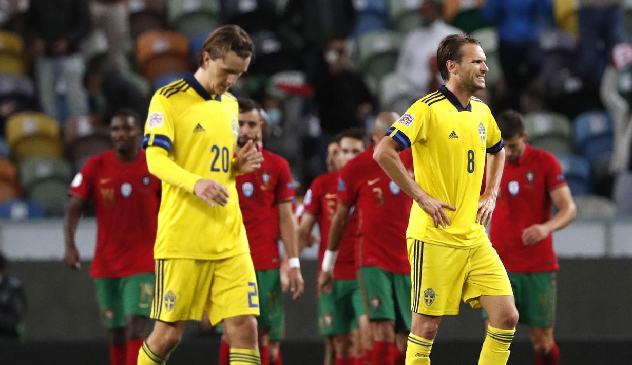 Pemain Swedia, Kristoffer Olsson dan Albin Ekdal, tampak kecewa usai ditaklukkan Portugal pada laga UEFA Nations League di Stadion Jose Alvalade, Kamis (15/10/2020). Portugal menang dengan skor 3-0. (AP Photo/Armando Franca)
