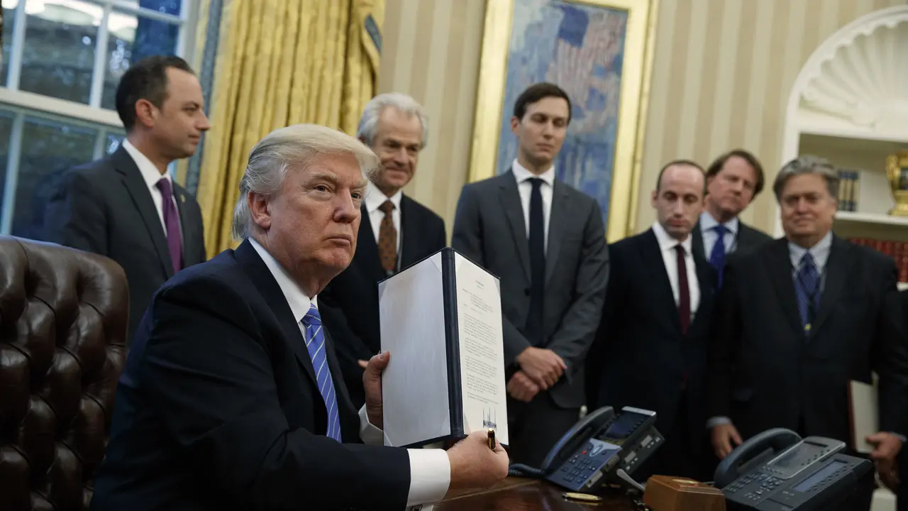 Presiden Trump menandatangani perintah eksekutif anti-aborsi dengan didampingi sejumlah staf pria