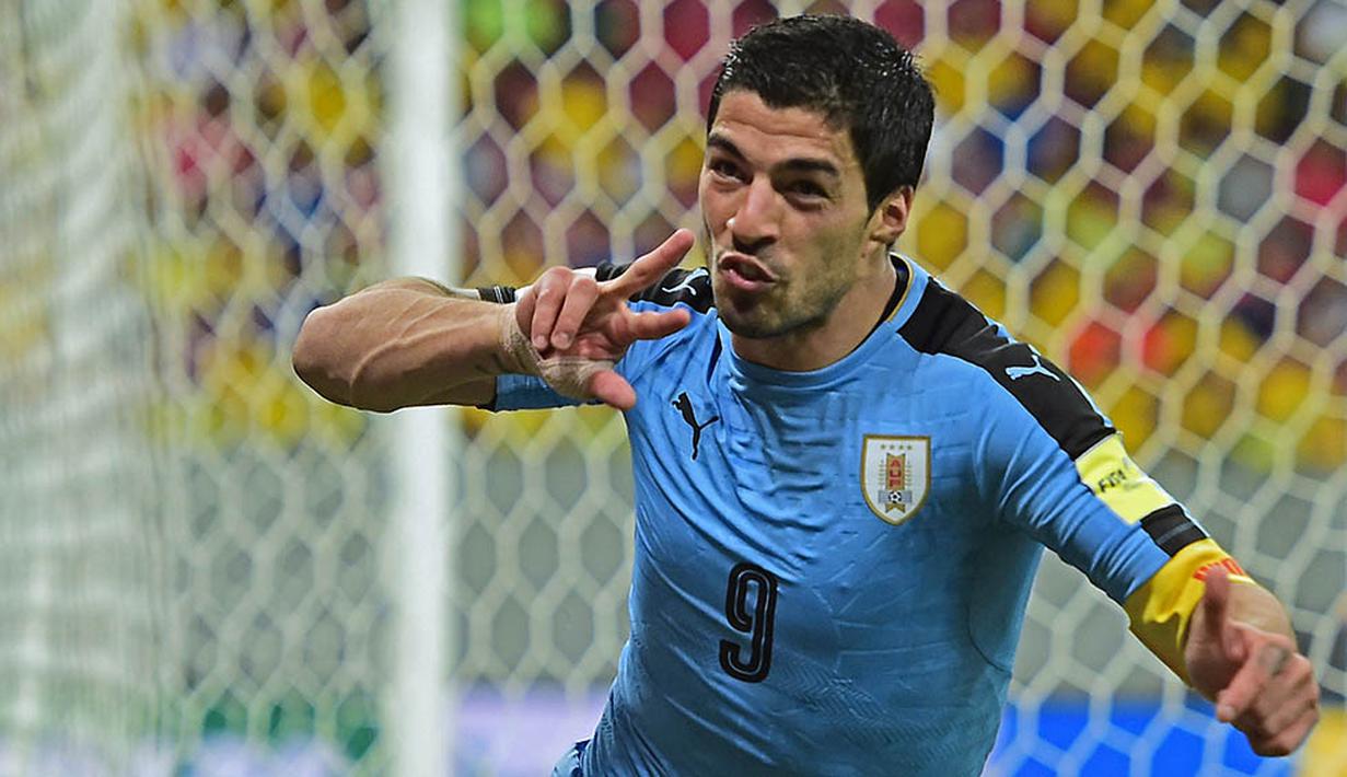 Penyerang Uruguay, Luis Suarez, merayakan gol yang dicetaknya ke gawang Brasil pada kualifikasi Piala Dunia 2018 di Recife, Brasil, Sabtu (26/3/2016) pagi WIB. Comeback, Suarez langsung berbuah sebuah gol. (AFP/Christophe Simon)