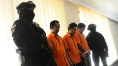 Tersangka dihadirkan saat rilis pengungkapan kasus pemalsuan mata uang asing di Polda Metro Jaya, Jakarta, Senin (8/4). Subdit 3 Resmob Dit Reskrimum Polda Metro Jaya berhasil mengamankan tiga orang tersangka beserta barang bukti di Sawangan, Depok, Jawa Barat. (Liputan6.com/Herman Zakharia)