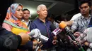 Shinta Bachir dan kuasa hukumnya, Christ Salam memberi keterangan pers di Polres Jakarta Selatan, Senin (8/6). Kedatangan Shinta untuk mempertanyakan kepada polisi mengenai inisial SB yang disebut-sebut sebagai dirinya. (Liputan6.com.Panji Diksana)