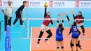 Dua set berikutnya kembali berlangsung ketat. Kedua tim sama-sama tampil ngotot demi mengamankan medali perunggu. Tampak dalam foto, tim voli putri Indonesia saat bertanding melawan Filipina pada laga final SEA Games 2025 di Indoor Stadium Huamark, Bangkok, Thailand, Senin (15/12/2025). (Bola.com/Bagaskara Lazuardi)