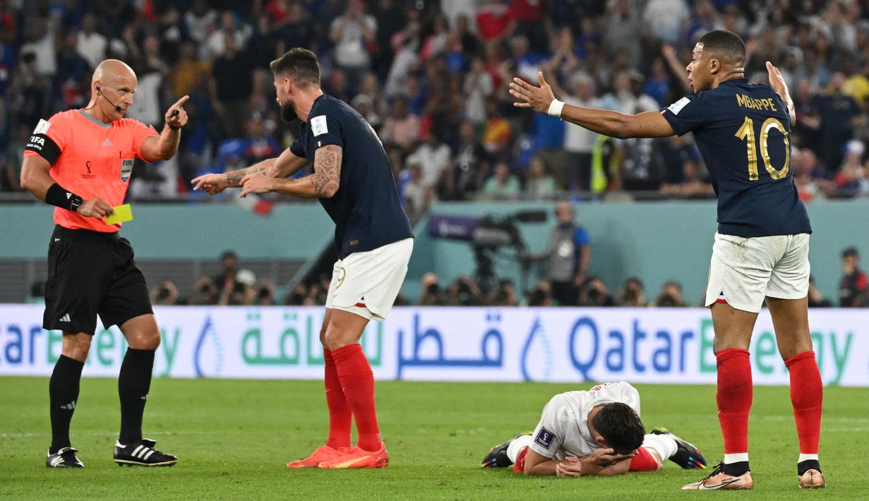 Selama memimpin pertandingan di Piala Dunia 2022 Marciniak telah mengeluarkan 5 kartu kuning salah satunya untuk Kylian Mbappe, nol kartu merah dan tak ada hukuman penalti yang diberikan. (AFP/Natalia Kolesnikova)