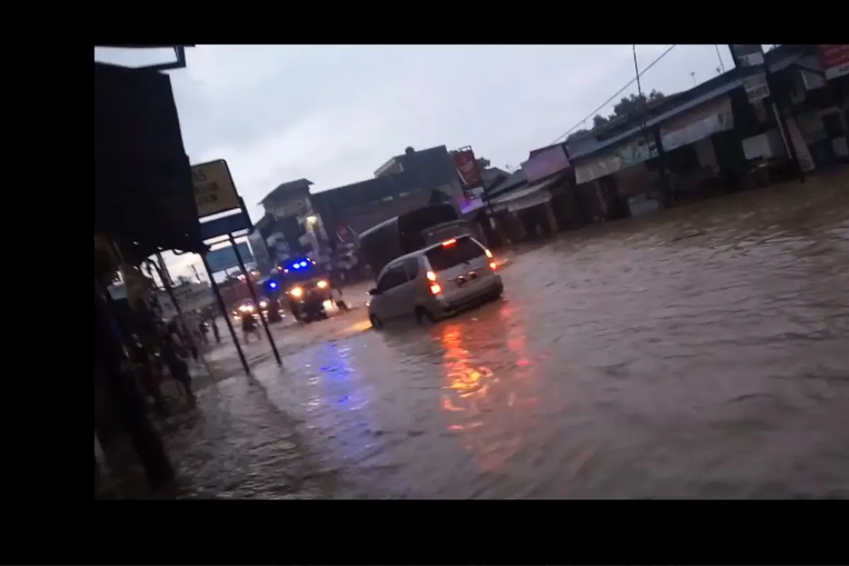 Video Detik-detik Banjir Menerjang Perkampungan di Anyer