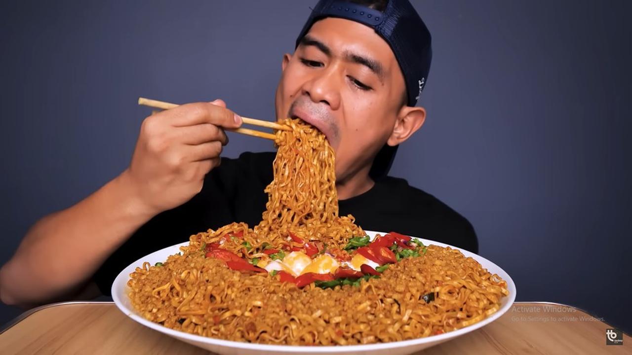Mukbang Tanboy Kun Santap 12 Bungkus Mie Sedaap Varian Baru ala Chef Devina, Bikin Ngiler!
