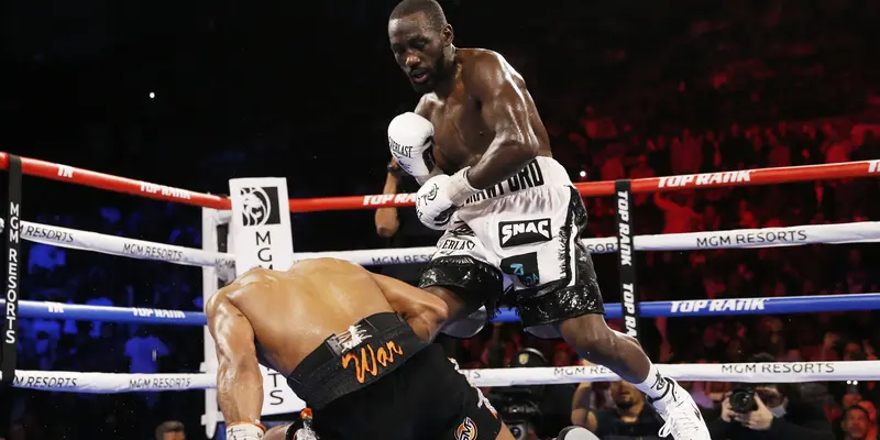 FOTO: Terence Crawford Menang TKO Lawan Shawn Porter