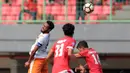 Kapten Perseru Serui, Arthur Bonai (kiri) membuang bola dari kejaran pemain Persija Jakarta pada lanjutan Liga 1 2017 di Stadion Patriot Bekasi, Selasa (19/9/2017). Persija menang 1-0. (Bola.com/Nicklas Hanoatubun)