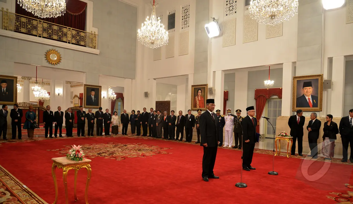 Suasana pelantikan Ardan Adiperdana (kiri) sebagai Kepala BPKP dan Satrio Sumantri Brodjonegoro (kanan) sebagai Anggota Konsil Kedokteran Indonesia masa jabatan 2014-2019, di Istana Negara, Jumat (13/3/2015). (Liputan6.com/Faizal Fanani)