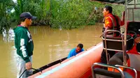 Personel Basarnas dibantu warga mencari wanita diterkam buaya di Sungai Indragiri. (Liputan6.com/Dok Basarnas Pekanbaru/M Syukur)