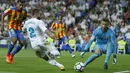 Pemain Real Madrid, Daniel Carvajal (kiri) mencoba melepaskan tembakan ke gawang Valencia pada lanjutan La Liga Spanyol di Santiago Bernabeu stadium, Madrid, (27/8/2017). Real ditahan Imbang 2-2. (AP/Francisco Seco)