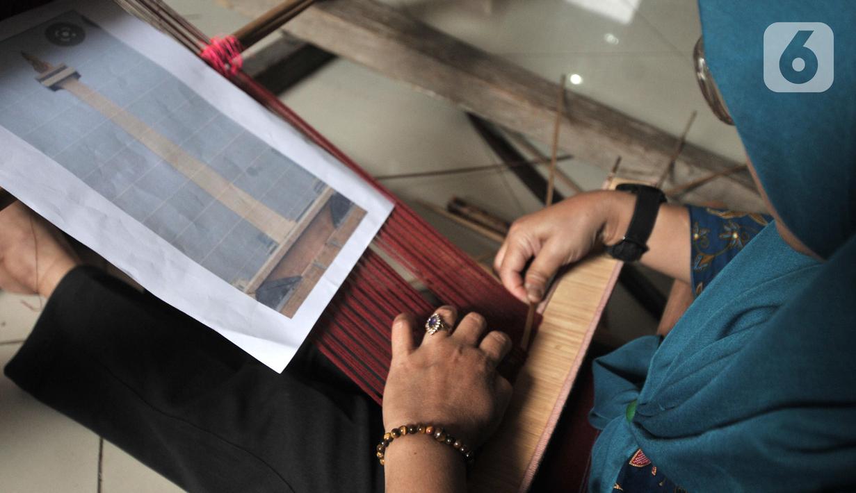 Warga menyelesaikan pembuatan tenun bertema Monas saat Pelatihan Tenun Betawi di Rusun Jatinegara Barat, Jakarta, Rabu (6/11/2019). Dekranasda DKI Jakarta memberikan Pelatihan Tenun Betawi kepada warga rusun Jatinegara Barat sejak 29 Oktober-20 November 2019. (merdeka.com/Iqbal Nugroho)