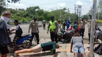 Wisatawan asing dihukum push up gara-gara tak bermasker saat berkendara, di Lombok Tengah, NTB. (Foto: Liputan6.com/Hans Bahanan)