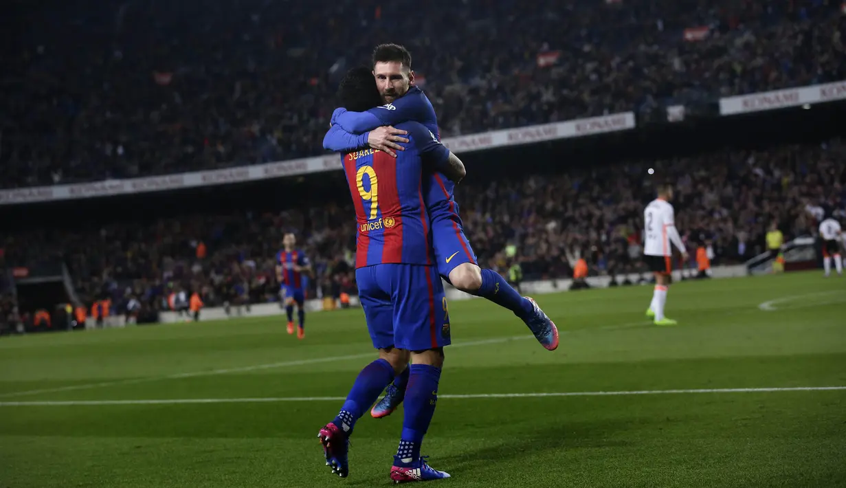 Bintang Barcelona, Lionel Messi, merayakan gol yang dicetaknya ke gawang Valencia pada laga Liga Spanyol di Stadion Camp Nou, Spanyol, Minggu (19/3/2017). Barcelona menang 4-2 atas Valencia. (AP/Manu Fernandez)