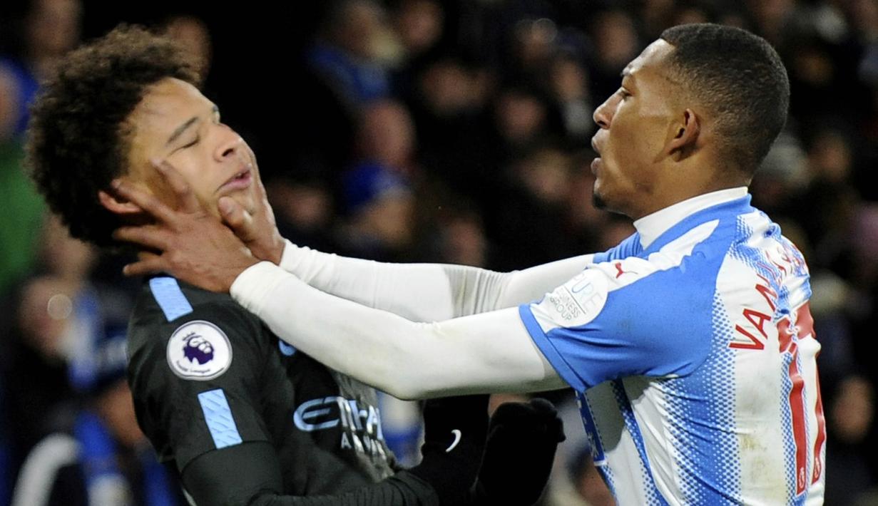 Gelandang Manchester City, Leroy Sane, bersitegang dengan gelandang Huddersfield, Rajiv van La Parra, pada laga Premier League di Stadion John Smith, Huddersfield, Minggu (26/11/2017). Huddersfield kalah 1-2 dari City. (AP/Rui Viera)