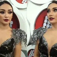 Zaskia Gotik pakai baju dengan belahan dada rendah