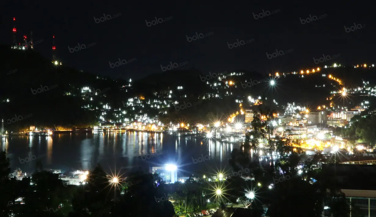 Suasana kota Jayapura saat malam hari dari puncak jalan Angkasa, usai laga Persipura vs Perija, Jumat (29/4/2016). (Bola.com/Nicklas Hanoatubun)