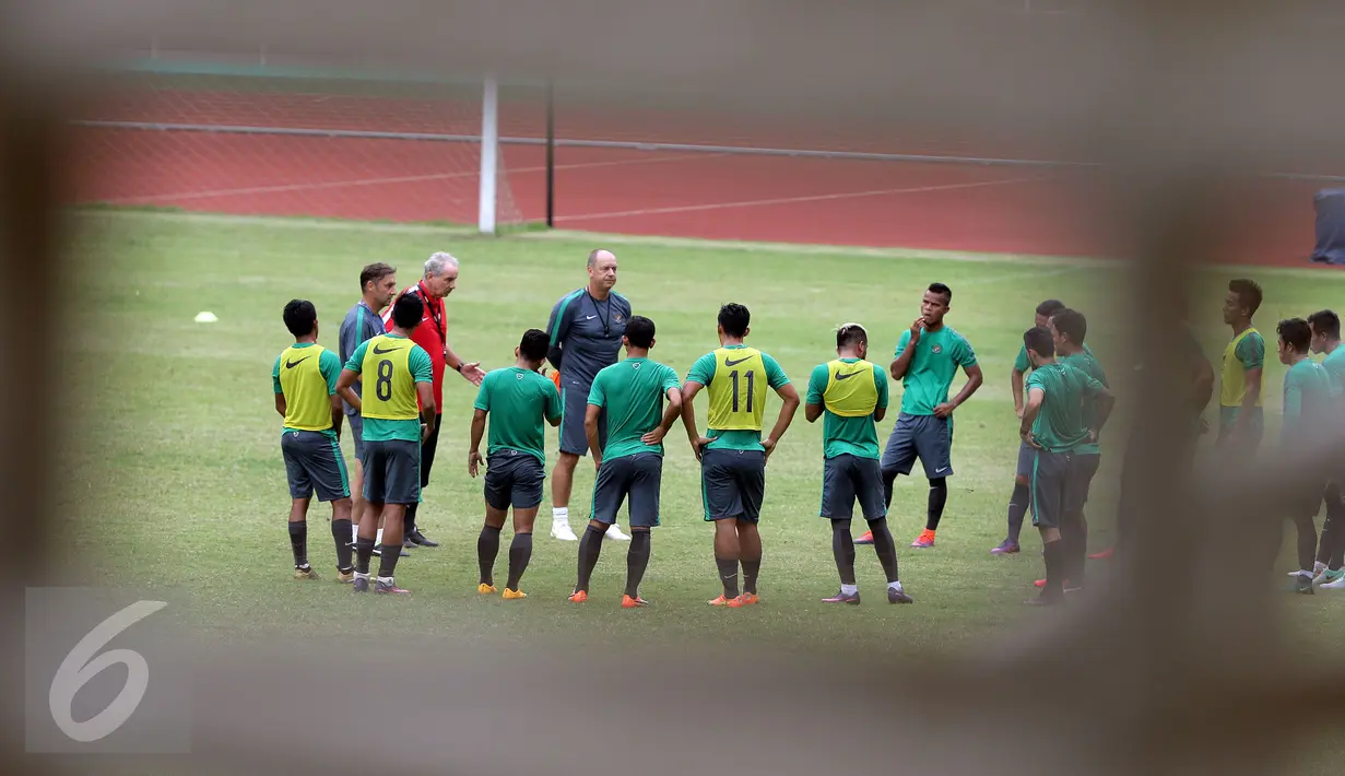 Pelatih Timnas Indonesia, Alfred Riedl (kaos merah) memberi arahan saat latihan jelang leg 1 Semifinal Piala AFF 2016 melawan Vietnam di Stadion Pakansari, Bogor, Selasa (29/11). Indonesia melakukan latihan tertutup. (Liputan6.com/Helmi Fithriansyah)