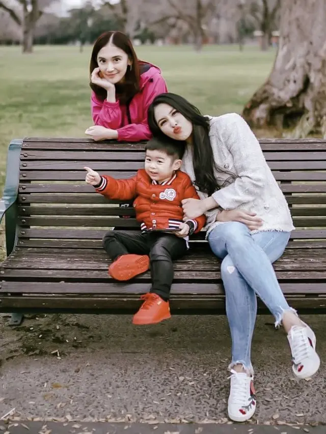 Sandra Dewi Tetap Modis Saat Gendong Anak di Australia