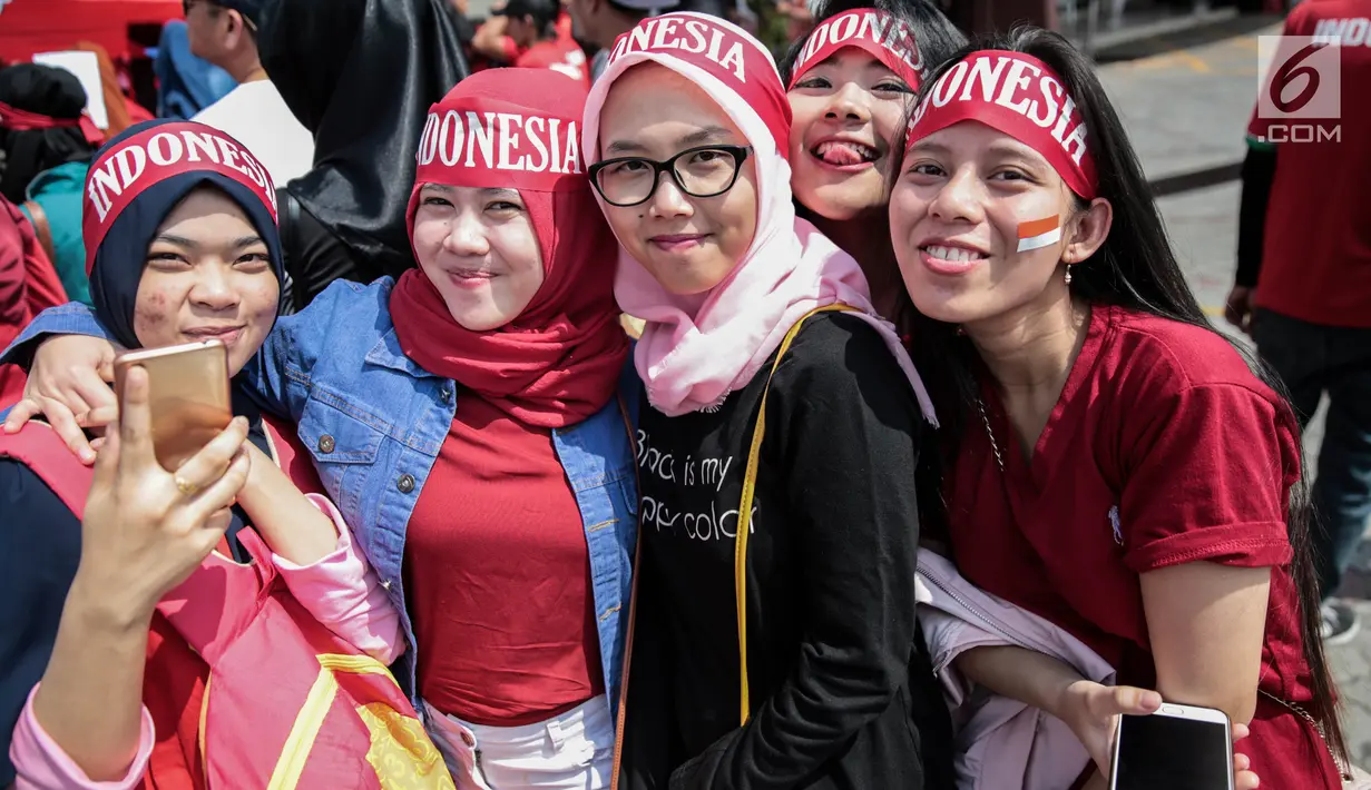 Sejumlah suporter wanita mengenakan ikat kepala untuk mendukung Timnas Indonesia U-22 pada laga lanjutan grup B SEA Games 2017 melawan Timor Leste, Minggu (20/8). Indonesia menang 1-0 atas Timor Leste. (Liputan6.com/Faizal Fanani)