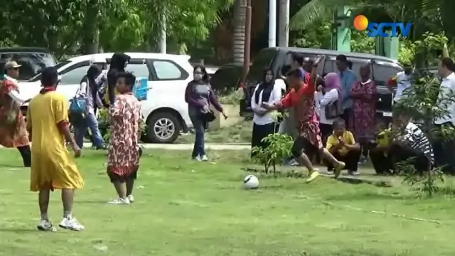 Seru dan lucunya para guru pria ini saat bermain bola dengan menggunakan daster.