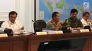 Kapolri Jenderal Tito Karnavian (kedua kiri) dan Panglima TNI Marsekal Hadi Tjahjanto (kedua kanan) saat mengikuti rapat terbatas di kantor Presiden, Jakarta, Selasa (22/5). (Liputan6.com/Angga Yuniar)