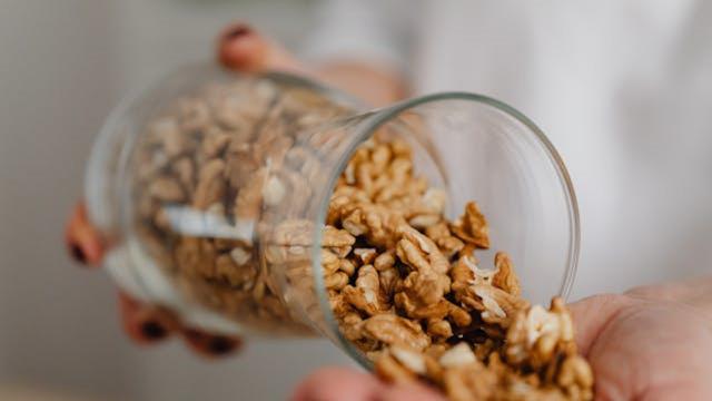 Sacar granola (Pexels)