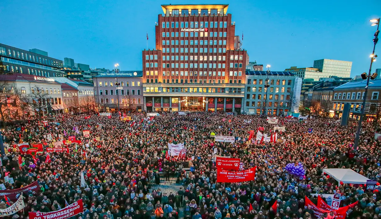 Ribuan orang berkumpul saat memperingati Hari Perempuan Internasional di Oslo, Norwegia, Jumat (8/3). Hari Perempuan Internasional diperingati oleh jutaan orang di seluruh dunia. (Hakon Mosvold Larsen/NTB Scanpix via AP)