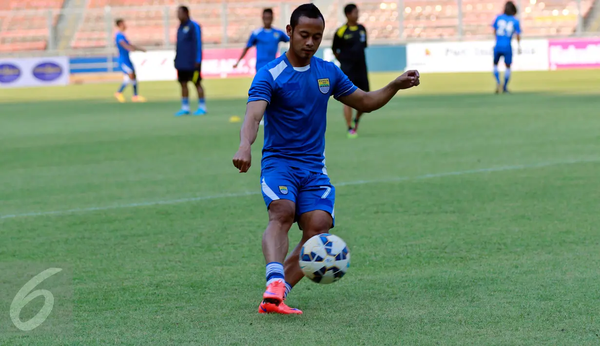 Gelandang Persib Atep menendang bola selama latihan yang dilakukan di Stadion Utama Gelora Bung Karno (SUGBK), Senayan, Jakarta, Sabtu (17/10/2015). Persib lolos ke final setelah menang agregat dari Mitra Kukar. (Liputan6.com/Yoppy Renato) 