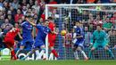 Pemain Liverpool, Philippe Coutinho,mencetak gol kedua Liverpool ke gawang Chelsea dalam laga Liga Premier Inggris di Stadion Stamford Bridge, London, Sabtu (31/10/2015). (AFP Photo/Ian Kington)