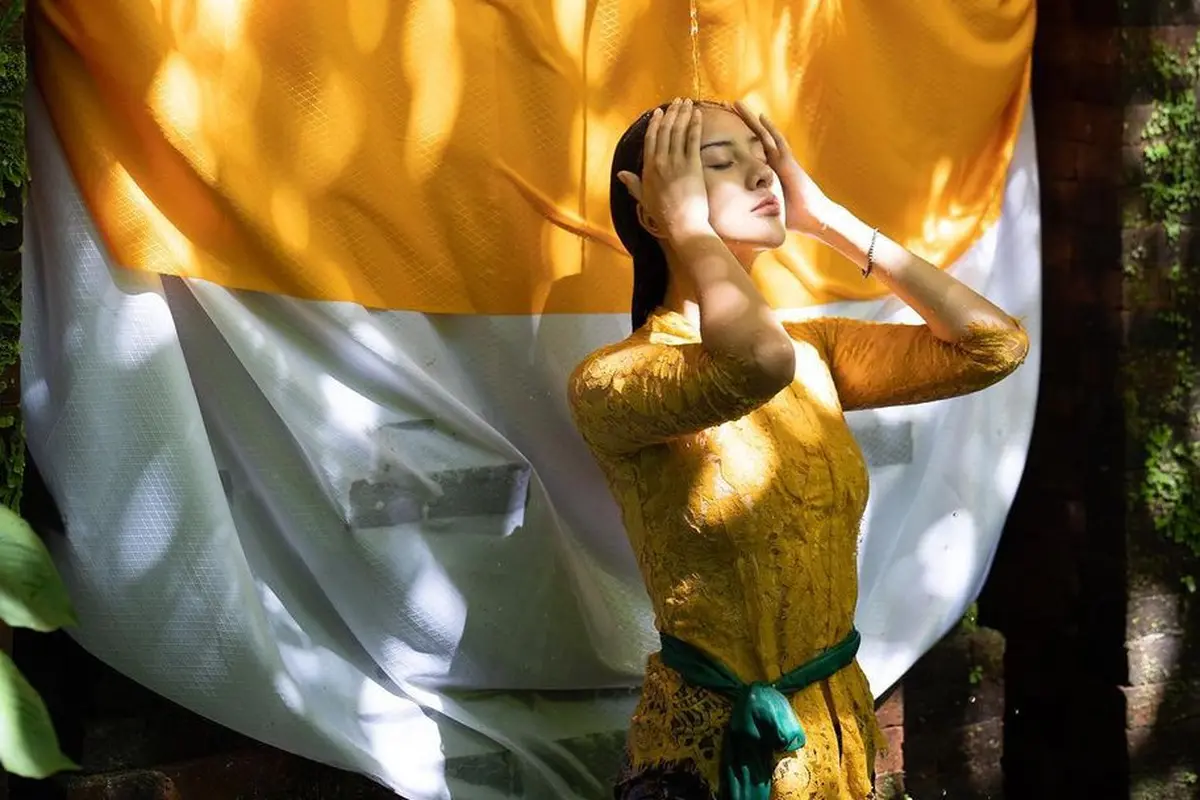 8 Gaya Anya Geraldine Berkebaya Kuning saat Jalani Ritual Melukat di Bali
