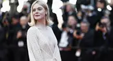Aktris AS Elle Fanning tiba untuk Upacara Penutupan Festival Film Cannes ke-77 di Cannes, Prancis selatan, pada 25 Mei 2024. (Sameer Al-Doumy / AFP)