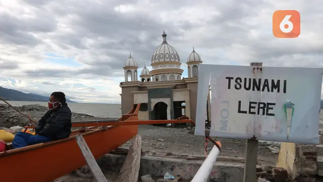 Masjid terapung di Kelurahan Lere yang ambruk karena gempa dan tsunami tahun 2018 \