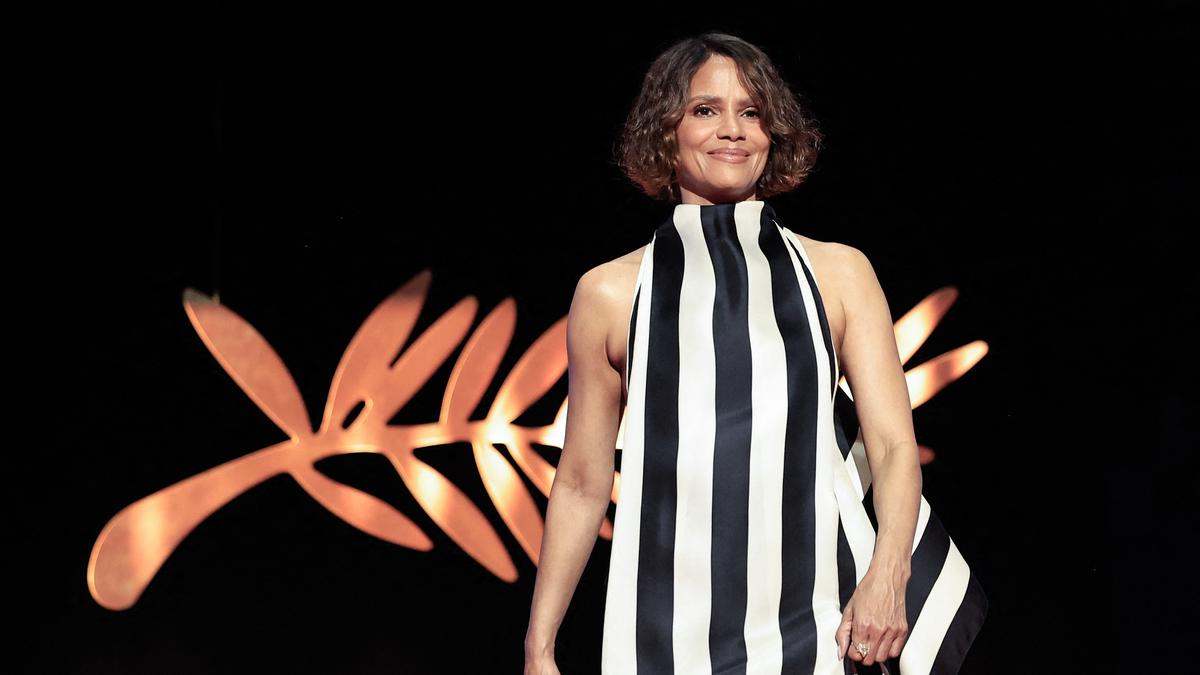 Halle Berry Terpaksa Ganti Gaun Akibat Aturan Baru Festival Film Cannes 2025
