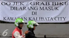 Spanduk penolakan ditujukan kepada Go-Jek dan Grab Bike terpasang di kawasan Kalibata City, Jakarta, Rabu (8/7/2015). Sejumlah pengojek regular menolak keberadaan layanan ojek online. (Liputan6.com/JohanTallo)