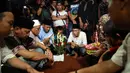 Komedian Budi Anduk di kebumikan di TPU Kampung Kemang, Jati Cempaka, Bekasi, sekitar pukul 7 malam. Isak tangis mengiringi ke peristirahatan terakhirnya. (Deki Prayoga/Bintang.com)