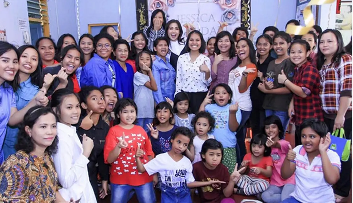 Jessica Iskandar merayakan ulang tahun bersama anak-anak yatim piatu di Panti Asuhan Dorkas, Kebon Sirih, Jakarta Pusat, Minggu (29/1). Selain para penggemarnya, terlihat beberapa sahabatnya terlihat hadir.  (Instagram/inijedar)