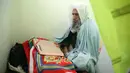 Seorang Muslim membaca Al-Quran di masjid selama Itikaf, sepuluh hari terakhir bulan Ramadan di Kabul (16/5/2020). Itikaf sangat penting bagi umat Islam karena keyakinan bahwa Nabi Muhammad lebih sering memanfaatkan momentum tersebut untuk mendekatkan diri dengan sang pencipta. (AP Photo/Rahmat Gul)