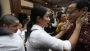 Mantan Menteri Pendidikan, Kebudayaan, Riset, dan Teknologi (Mendikbudristek), Nadiem Anwar Makarim (kanan), bersama istrinya, Franka Franklin Makarim (tengah), usai sidang pembacaan tuntutan di Pengadilan Tindak Pidana Korupsi Jakarta, Rabu 13 Mei 2026. (Kapanlagi.com/Budy Santoso)