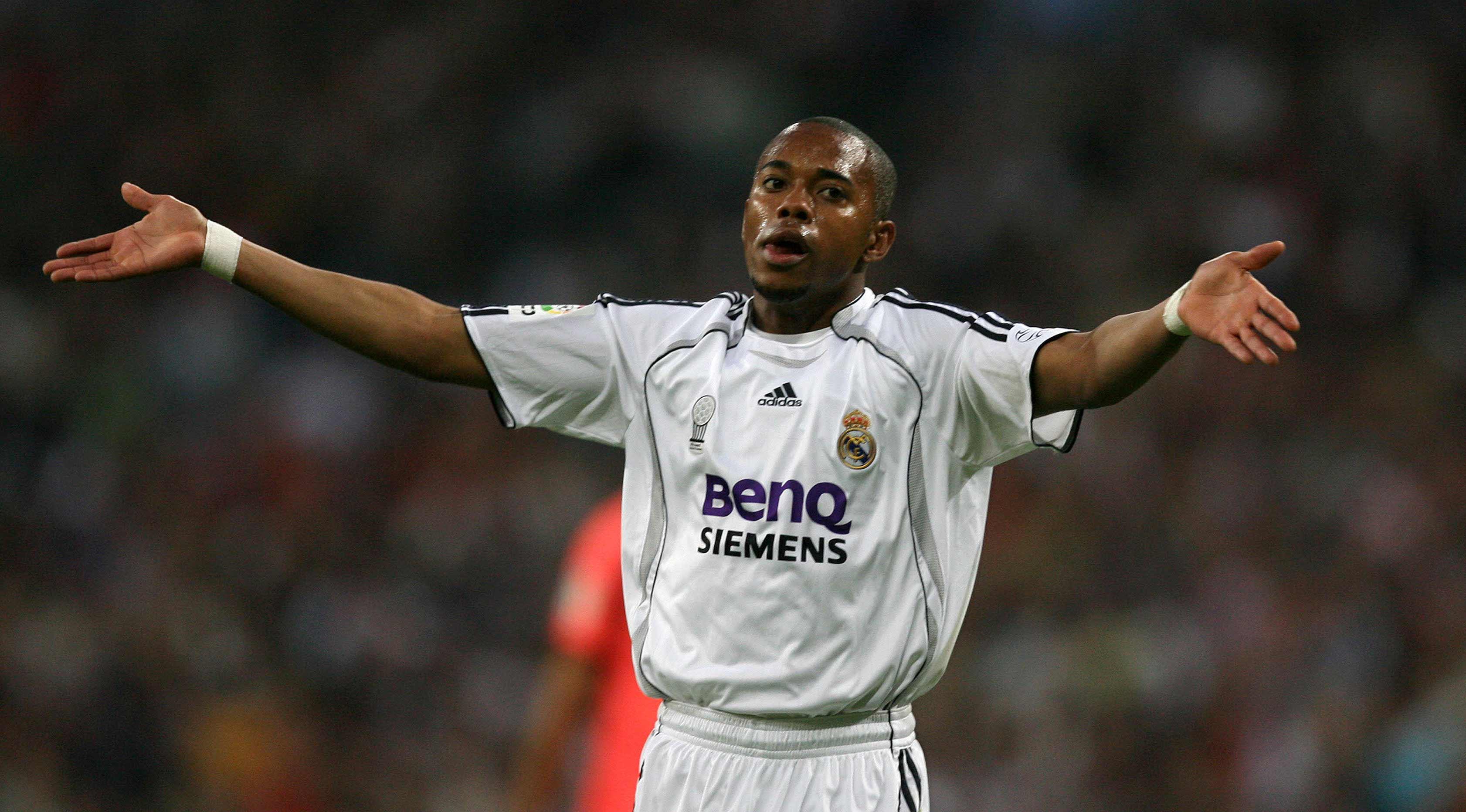 Robinho saat berseragam Real Madrid pada pertandingan melawan Sevilla di stadion Santiago Bernabeu di Madrid pada 6 Mei 2017. Robinho dianggap bersalah dalam kasus pemerkosaan empat tahun silam. (AFP Photo/Pierre-Philippe Marcou)