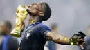 <p>Gelandang Prancis, Paul Pogba, melakukan selebrasi usai menjuarai Piala Dunia dengan mengalahkan Kroasia pada laga final di Stadion Luzhniki, Moskow, Minggu (15/7/2018). Prancis menang 4-2 atas Kroasia. (AP/Natacha Pisarenko)</p>