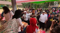 Warga antre membeli paket sembako murah dalam rangka Program BUMN Hadir Untuk Negeri di Kalimantan Barat, Sabtu (17/8/2019). PT Askrindo, Perindo dan PTPN XIII menggelar pasar murah dengan menjual 1.000 paket sembako senilai Rp 105.000 yang dijual dengan harga Rp 10.000 (Liputan6.com/HO/Iqbal)