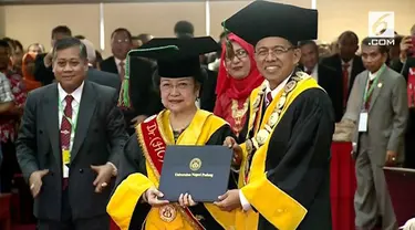 Megawati Soekarnoputri mendapat gelar doktor kehormatan bidang politik pendidikan dari Universitas Negeri Padang.